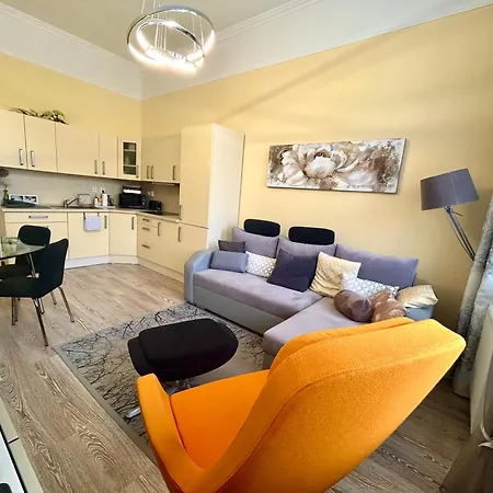 Balconies Above Colonnade Apartamento *