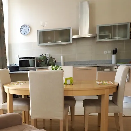 Balconies Above Colonnade Apartamento *