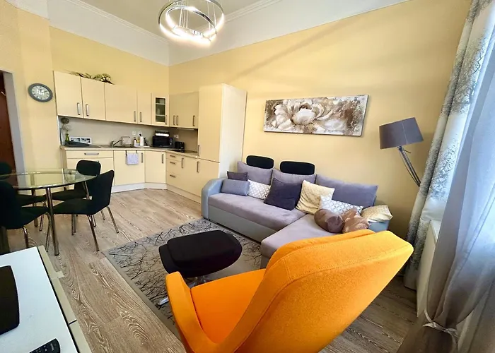 Balconies Above Colonnade דירה *