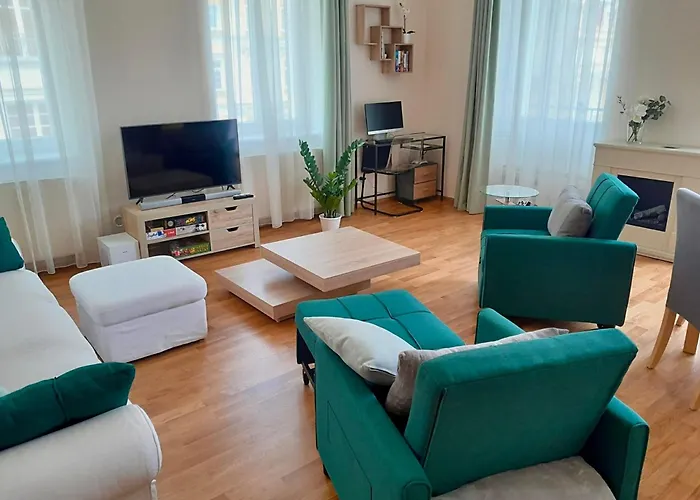 דירה Balconies Above Colonnade