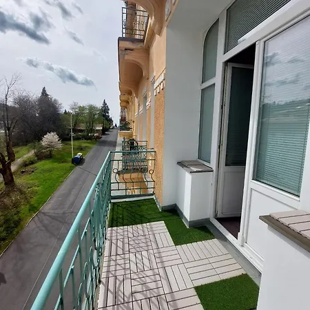 Balconies Above Colonnade Appartement