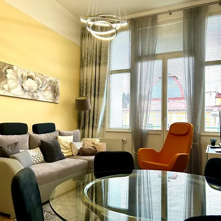 Balconies Above Colonnade Διαμέρισμα Mariánské Lázně