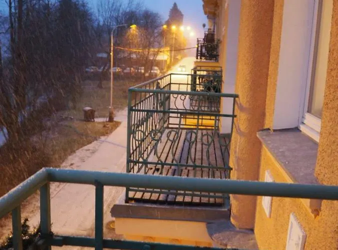 Appartement Balconies Above Colonnade *